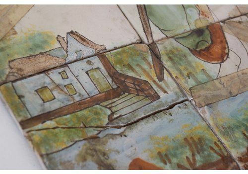 Antieke Polychrome Tegels Met Muurschildering Van Jezus photo furniture
