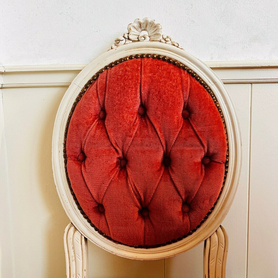 Paar Houten Stoelen, Queen Anne Stijl, Vintage Shabby Chic Wit Met Roze Fluwelen Poefstoelen photo for sale