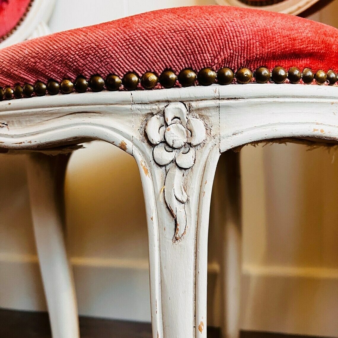 Paar Houten Stoelen, Queen Anne Stijl, Vintage Shabby Chic Wit Met Roze Fluwelen Poefstoelen photo vintage