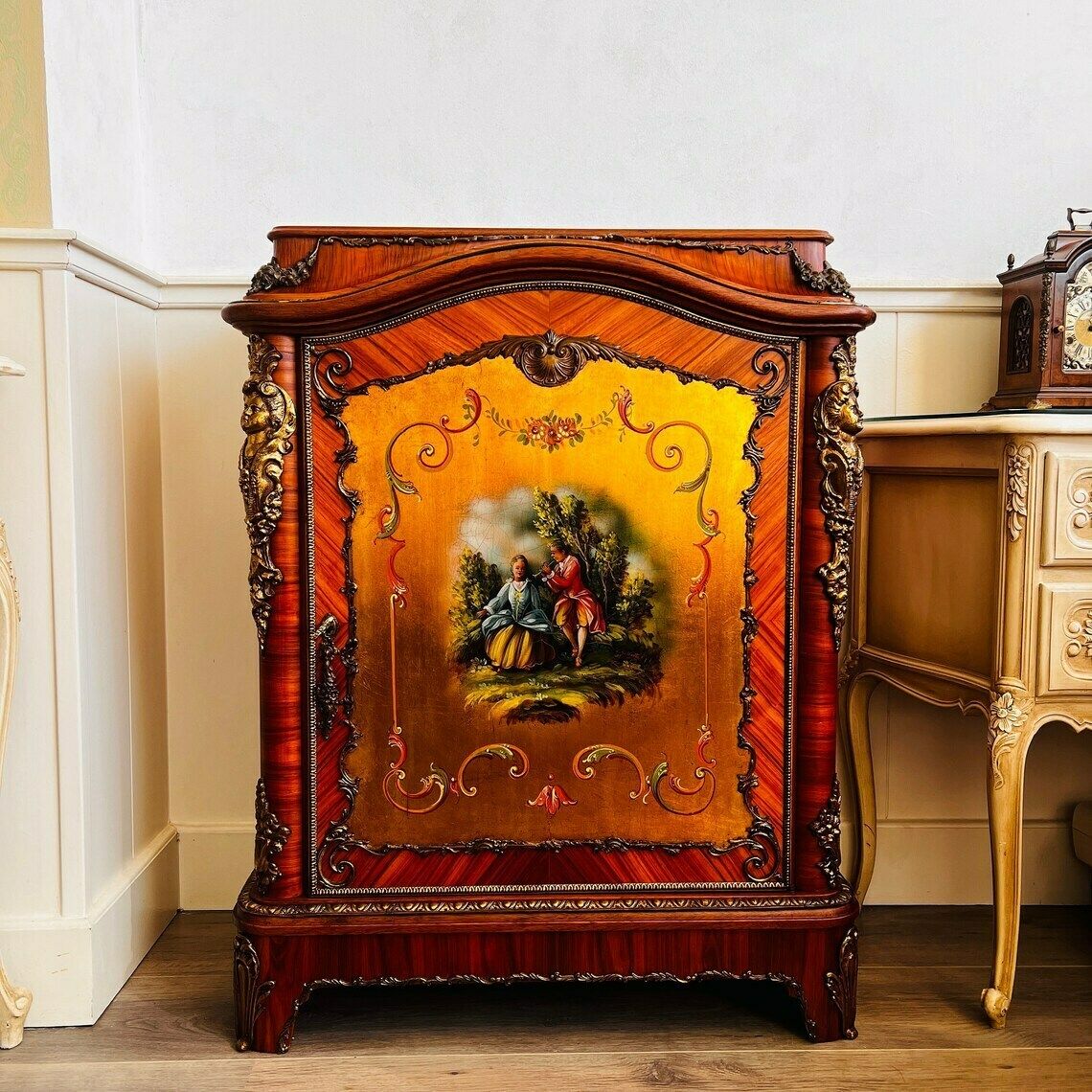 Vintage Handgeschilderd Kastje In Franse Louis XV Stijl