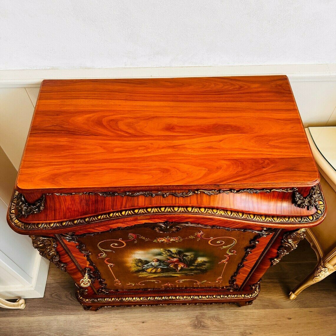 Vintage Handgeschilderd Kastje In Franse Louis XV Stijl photo for sale