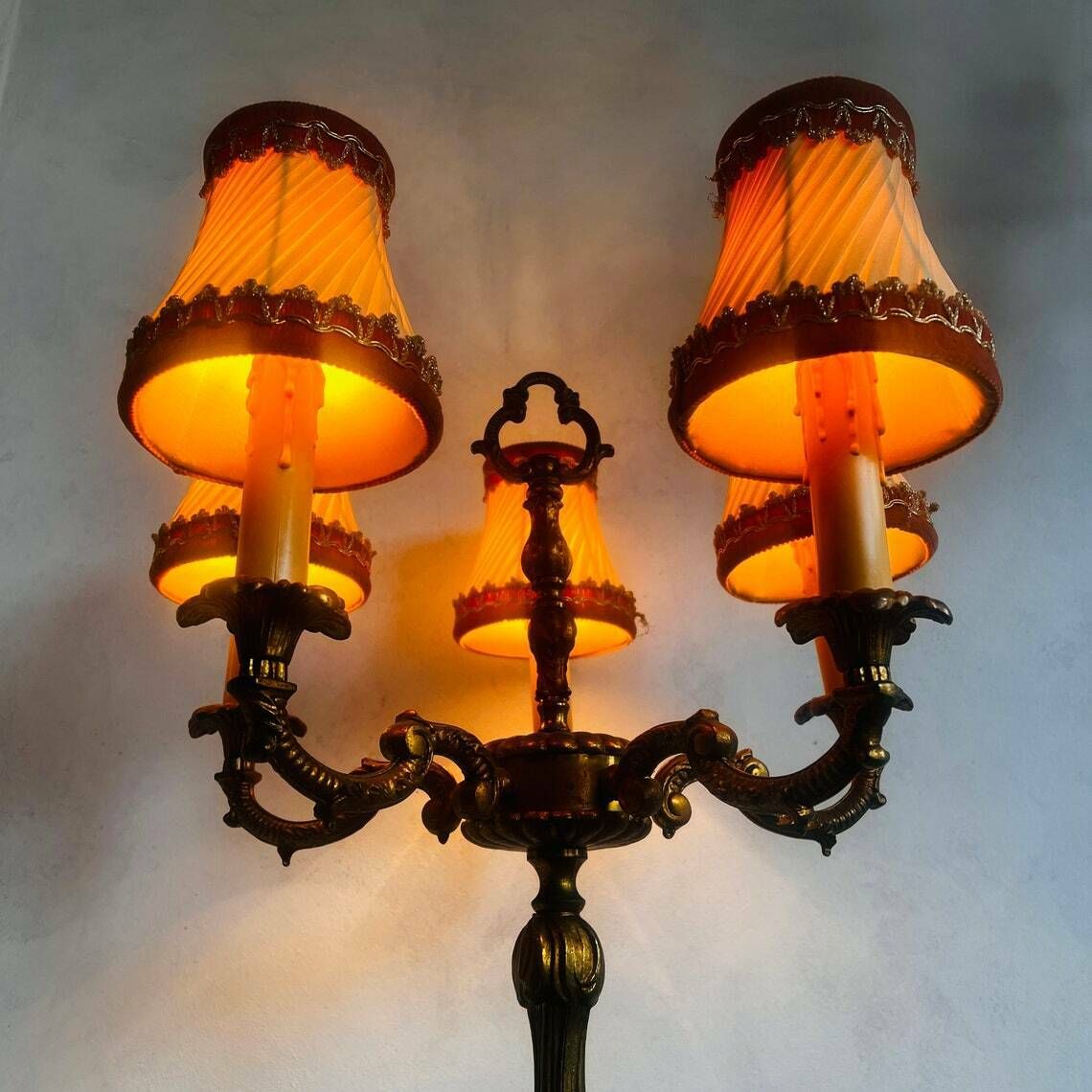 Antieke Vloerlamp In Victoriaanse Stijl, Vervaardigd Van Brons/Messing Met 5 Lichtpunten. photo furniture