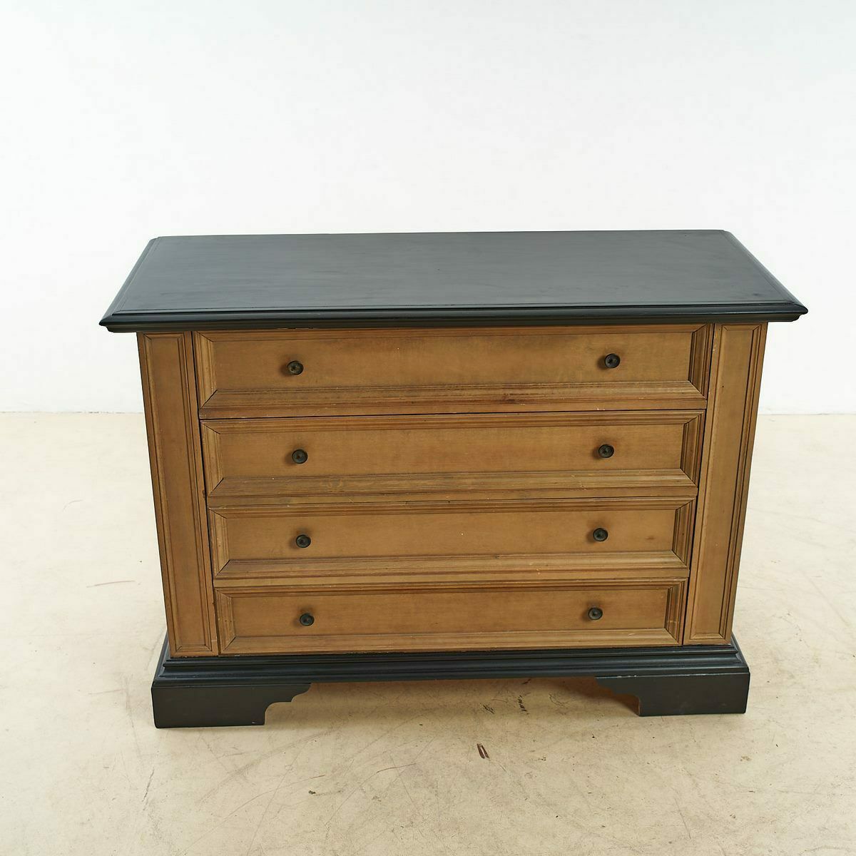 Ladekast Met Vier Lades, Zwarte Details photo furniture