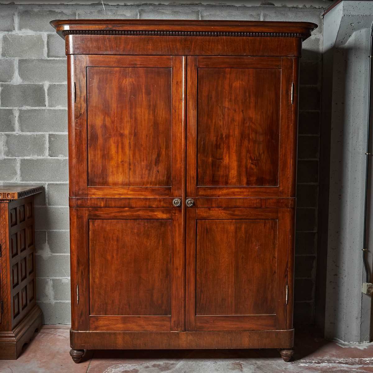 Early 19th Century Cabinet In Walnut Vened Walnut