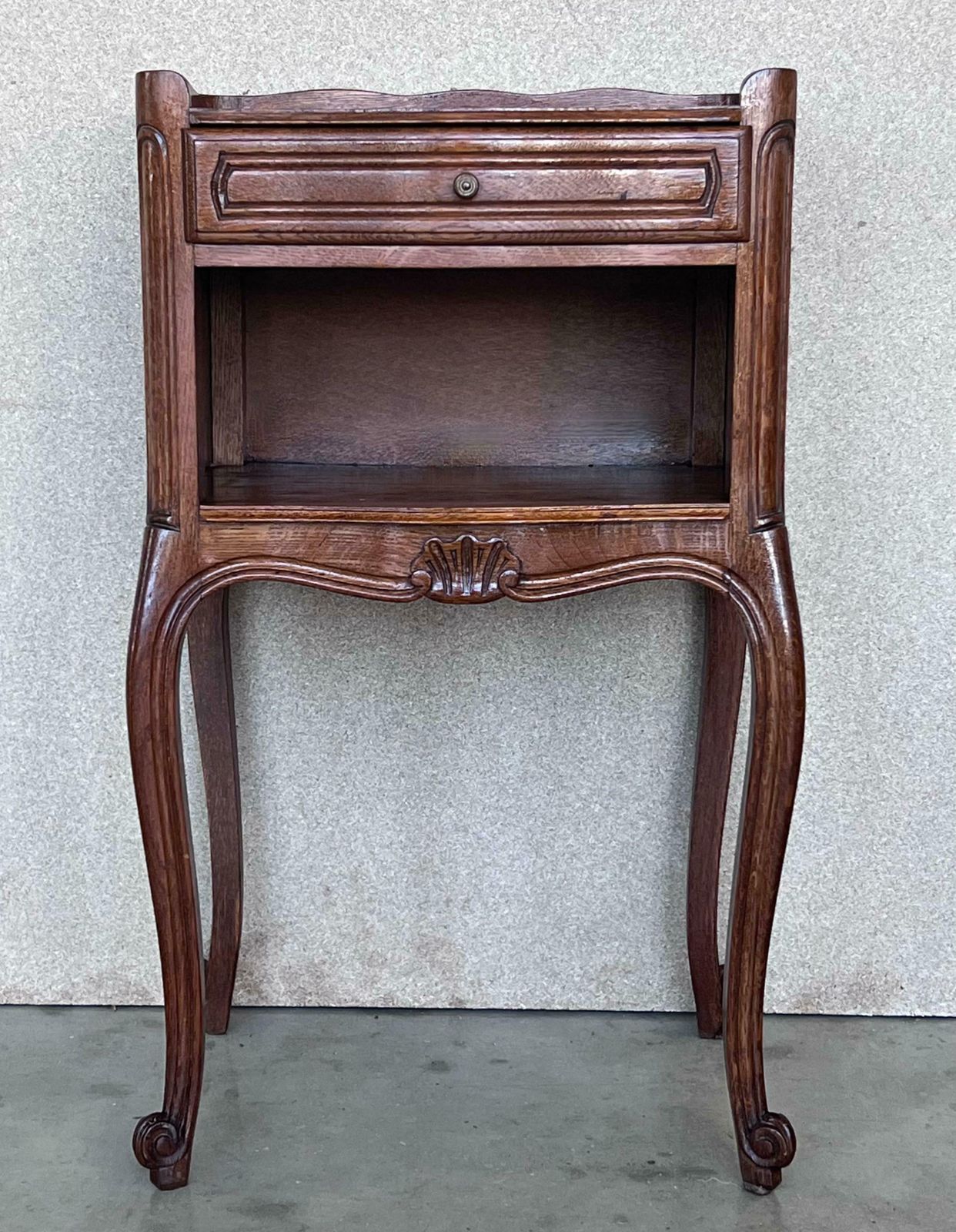 Paire de tables de chevet en noyer avec tiroir et étagère ouverte, XXe siècle photo furniture