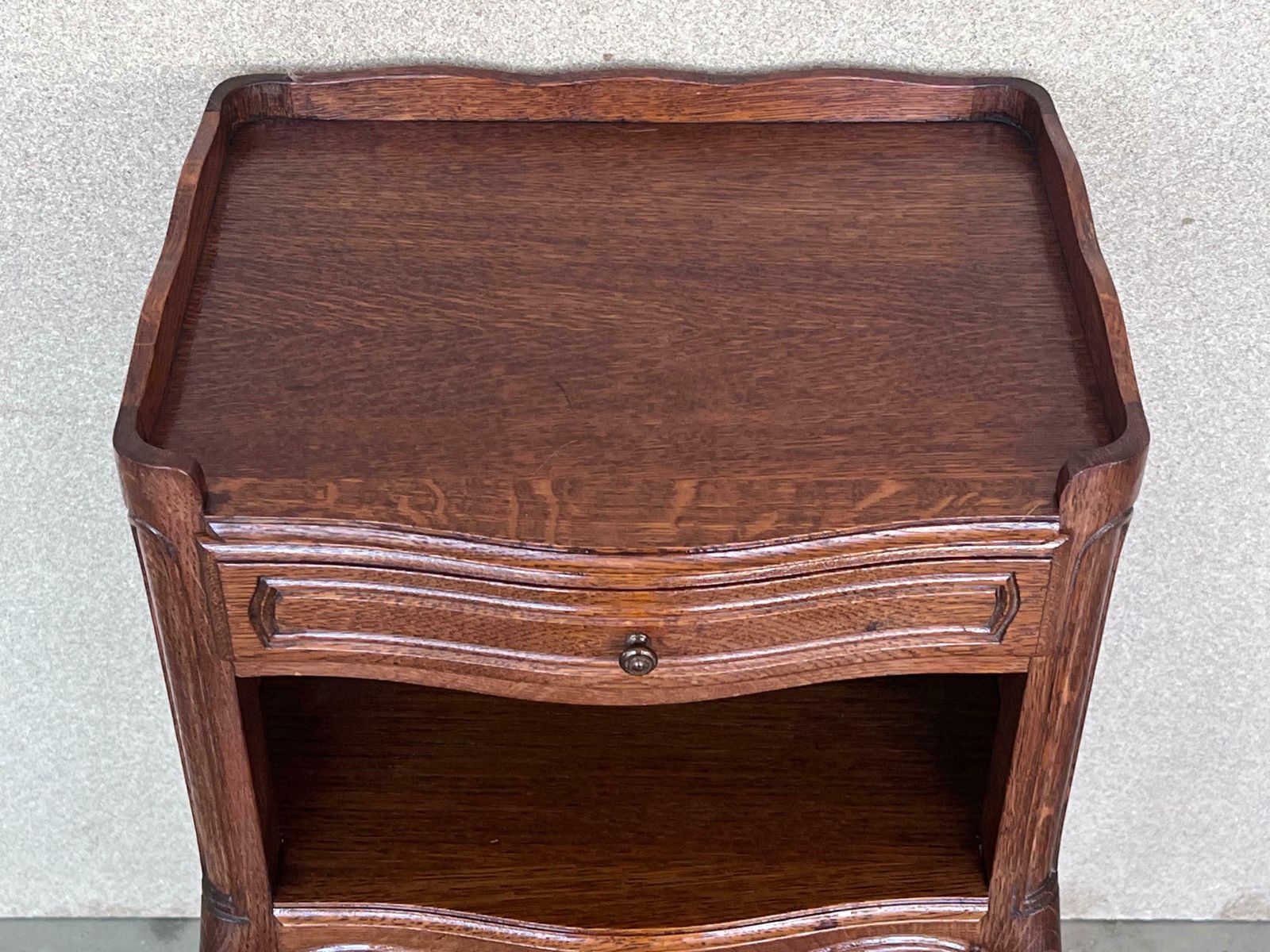 photo furniture Paire de tables de chevet en noyer avec tiroir et étagère ouverte, XXe siècle