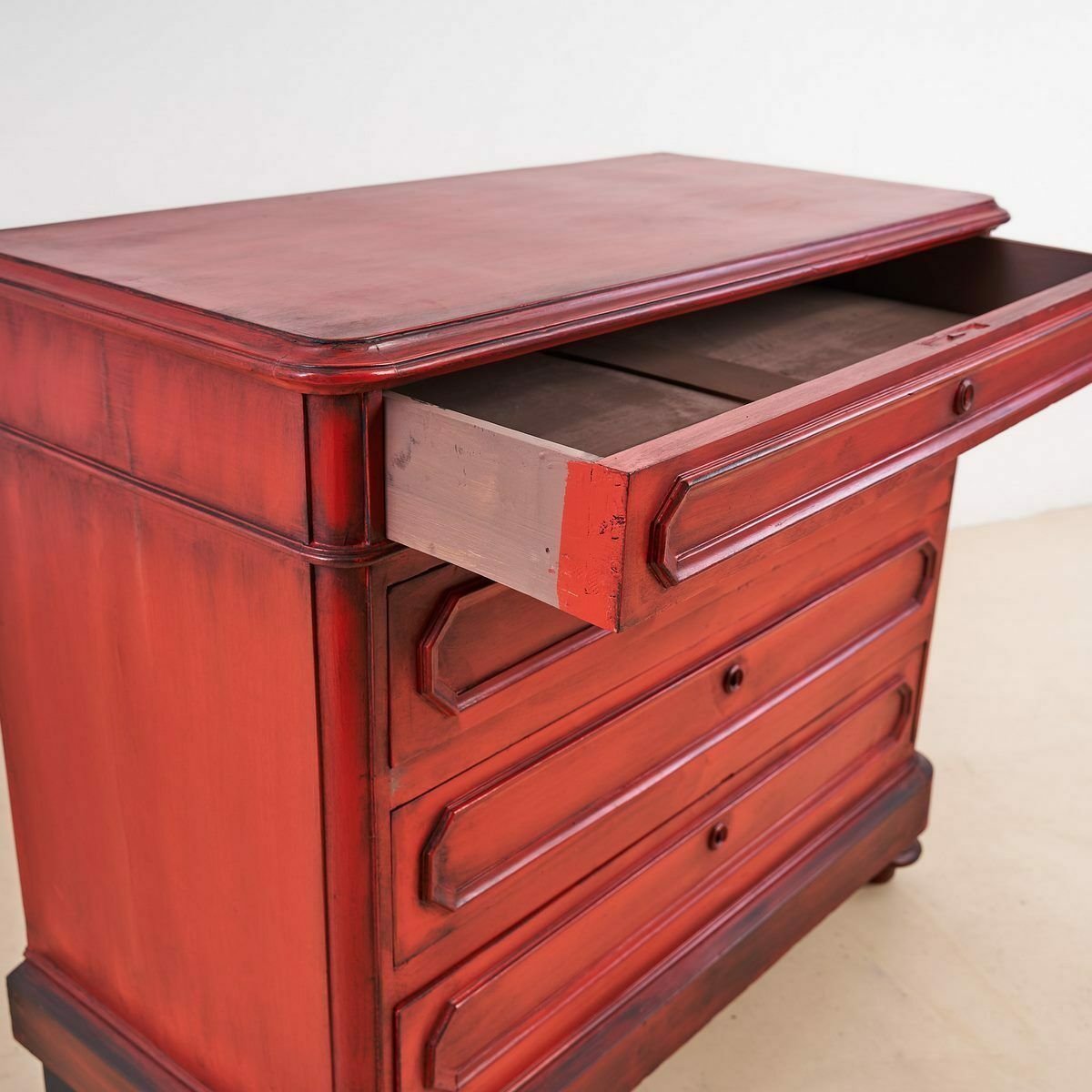 Umbertino Rode Ladekast Met Vier Lades photo furniture