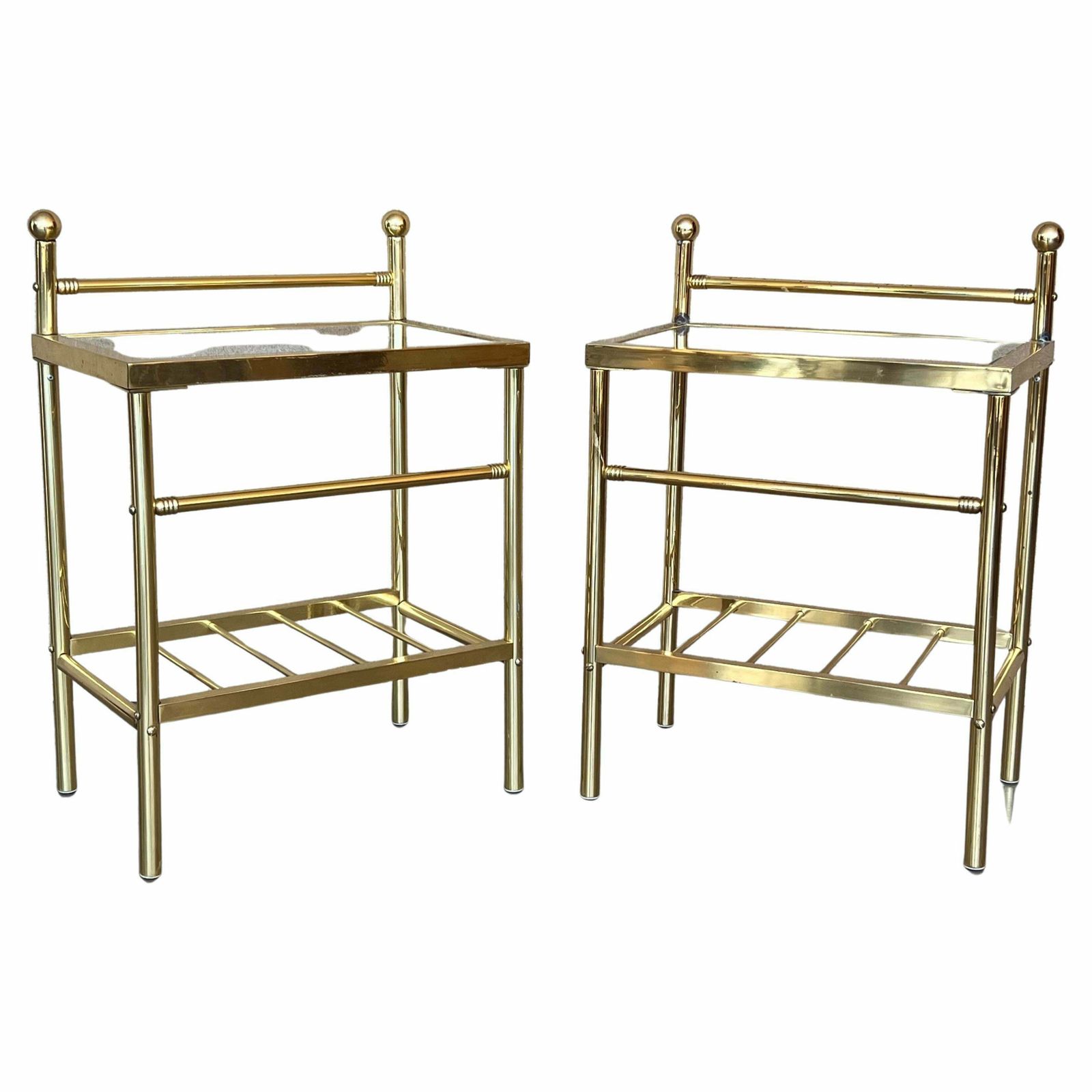 Paire de tables de chevet italiennes mid-century en bronze et verre avec crête