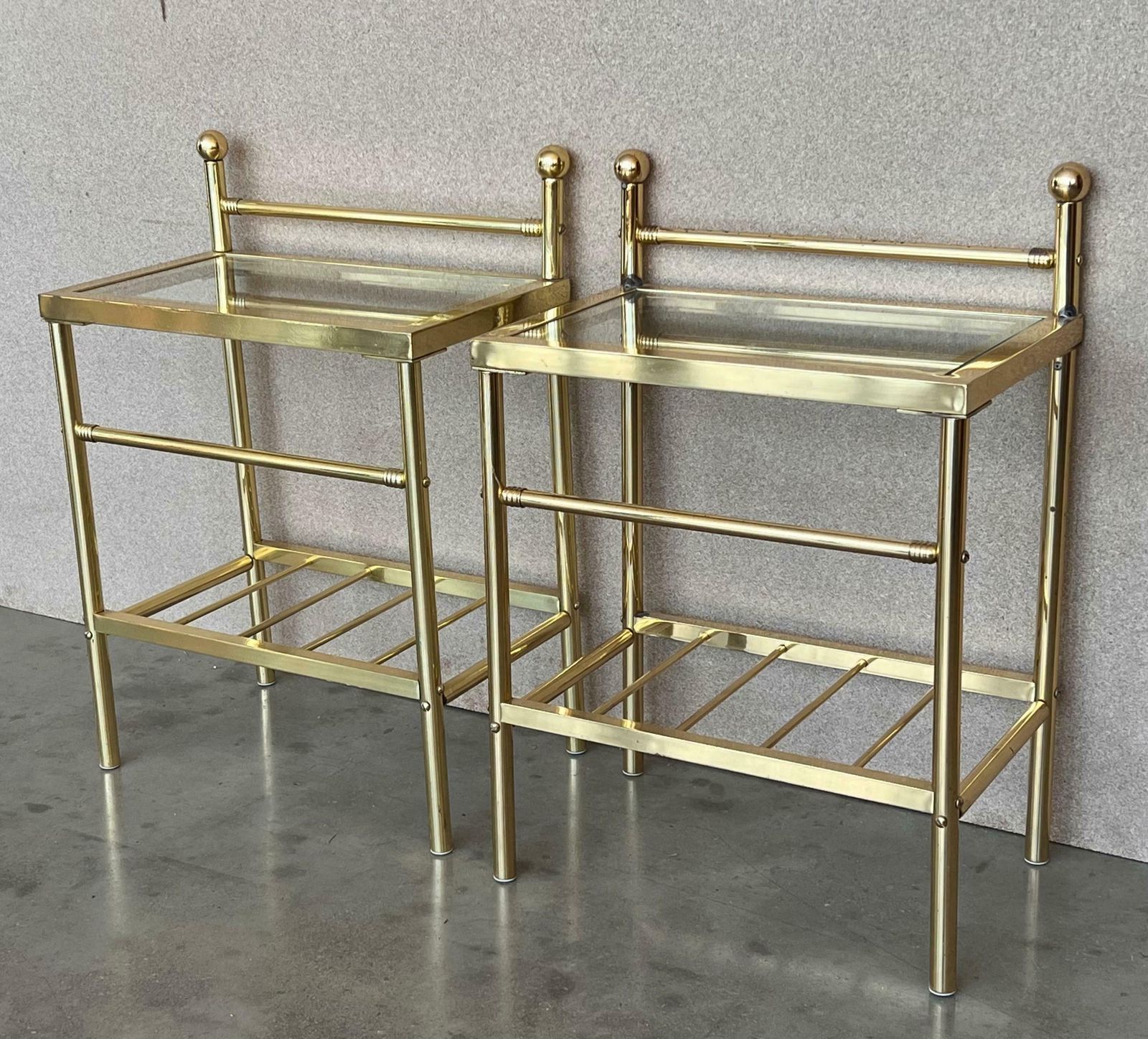 Paire de tables de chevet italiennes mid-century en bronze et verre avec crête photo Mobilier
