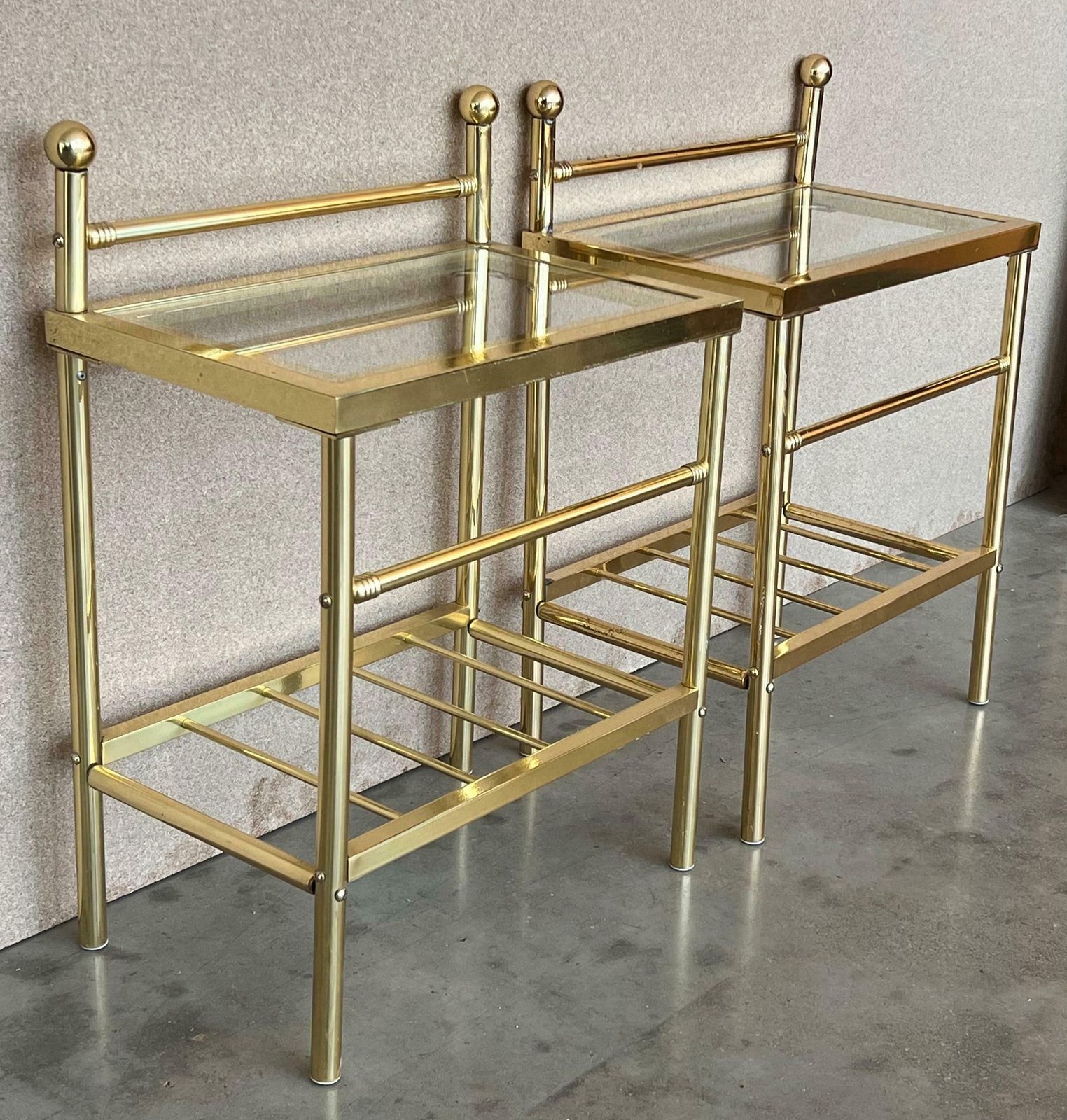 Paire de tables de chevet italiennes mid-century en bronze et verre avec crête photo 1799.0
