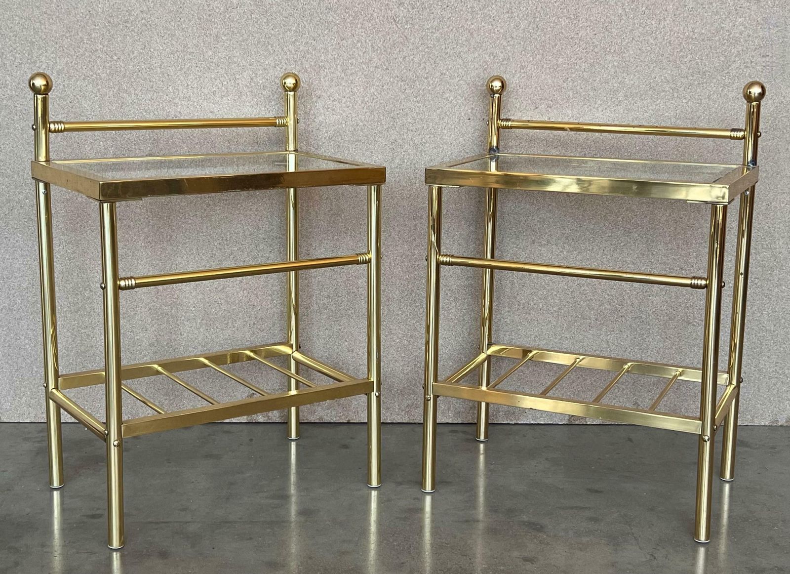 Paire de tables de chevet italiennes mid-century en bronze et verre avec crête photo buy