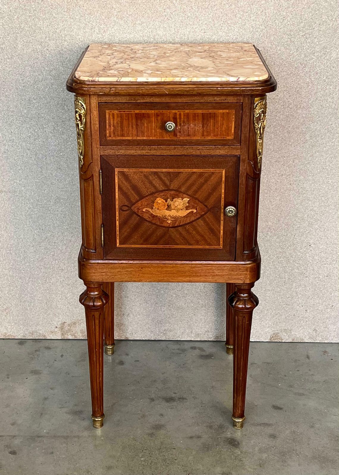 Table de chevet de style Louis XVI, dans le goût de Guillaume Grohé, France, XIXe siècle photo furniture