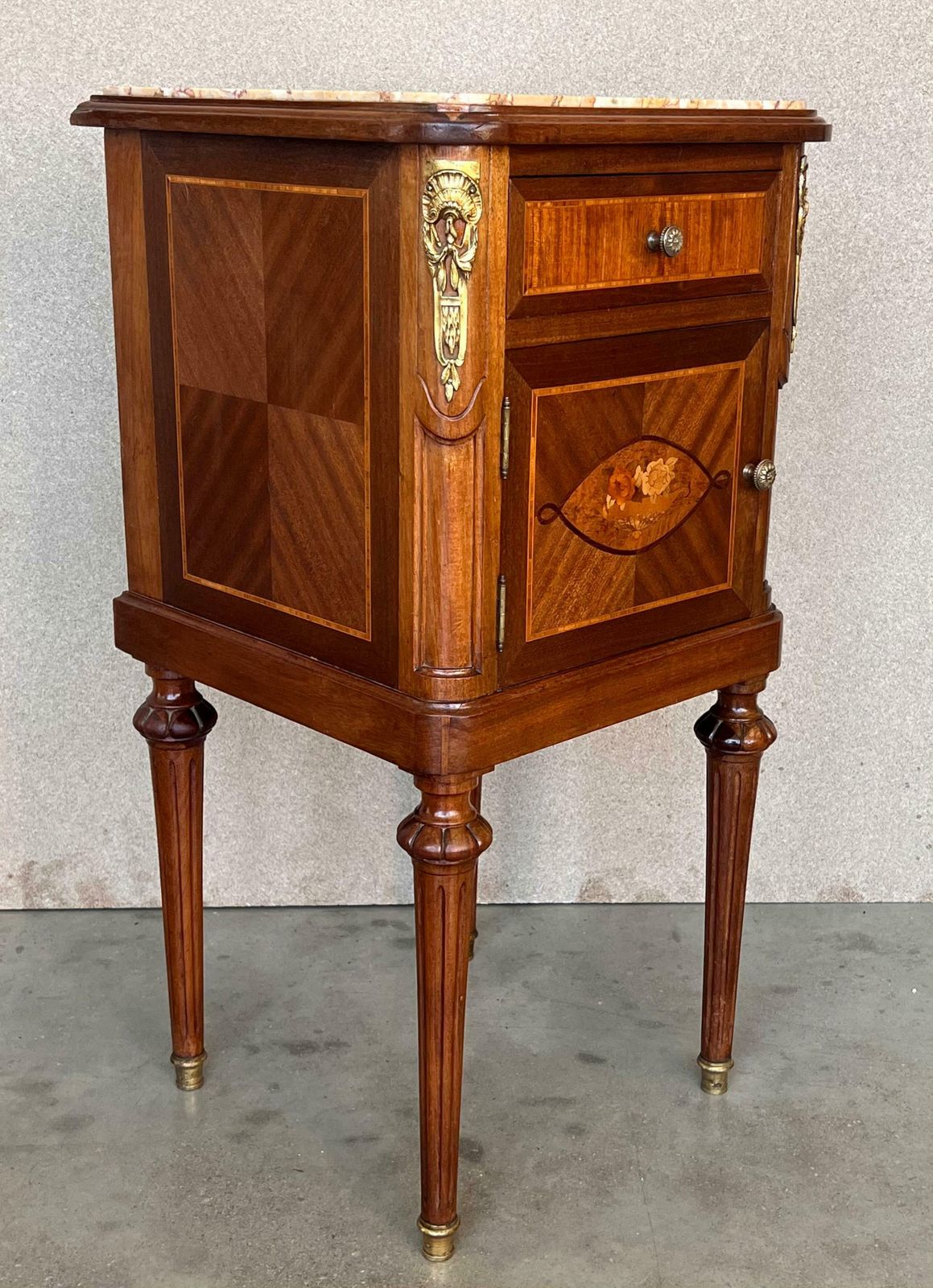 Table de chevet de style Louis XVI, dans le goût de Guillaume Grohé, France, XIXe siècle photo Mobilier