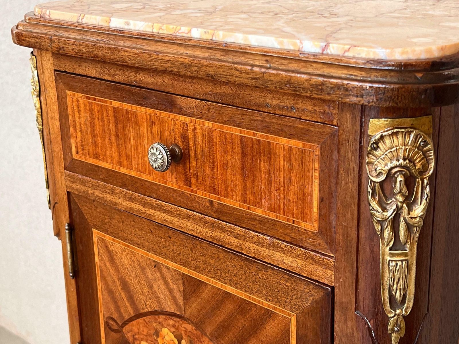 Table de chevet de style Louis XVI, dans le goût de Guillaume Grohé, France, XIXe siècle photo vintage