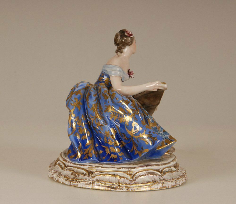 photo furniture Italian Porcelain And Ceramic Figurine Of Lady By Guido Cacciapuoti