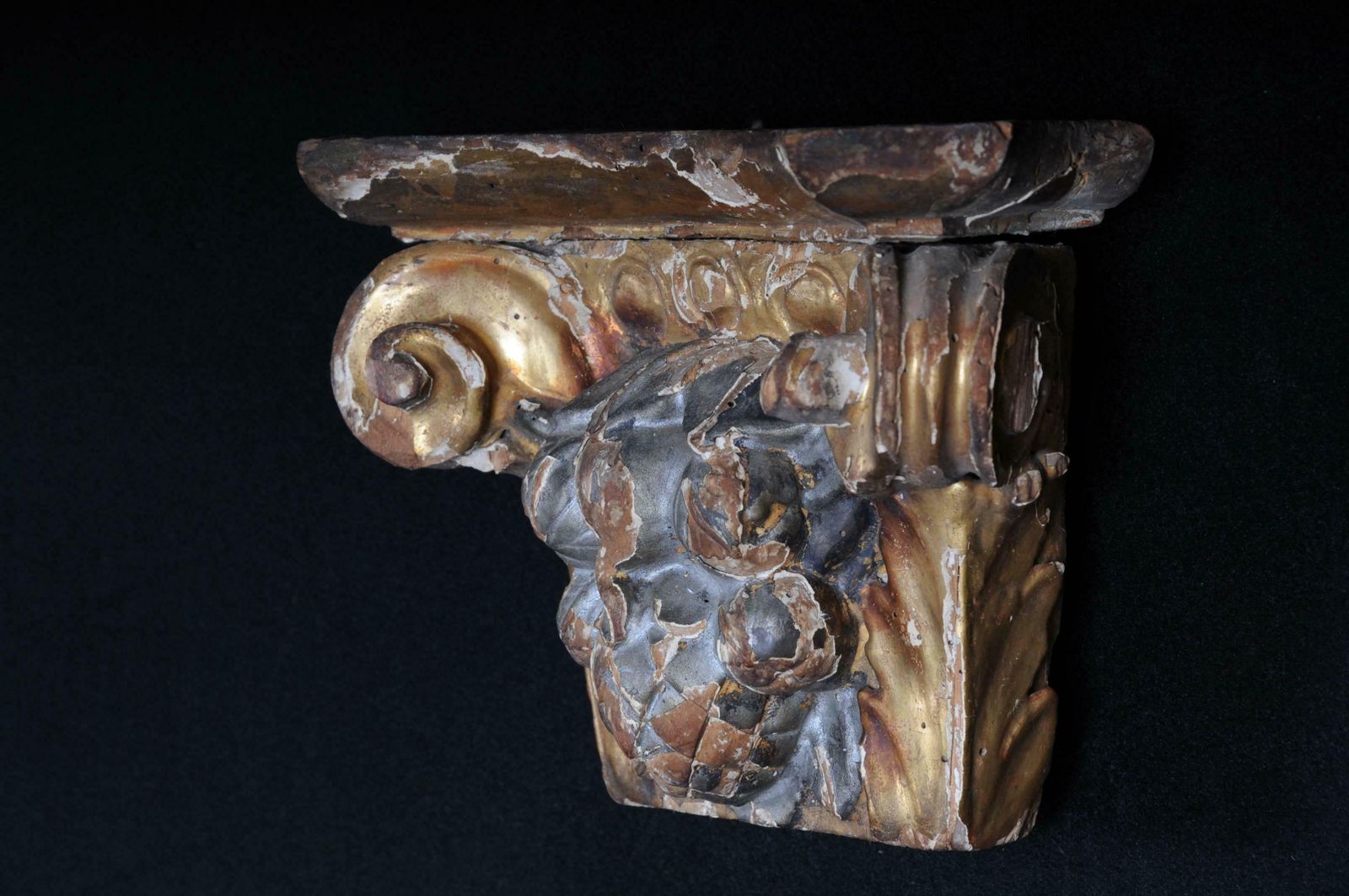 18th Century Museum Corinthian Chapter, Wood Gilded photo furniture