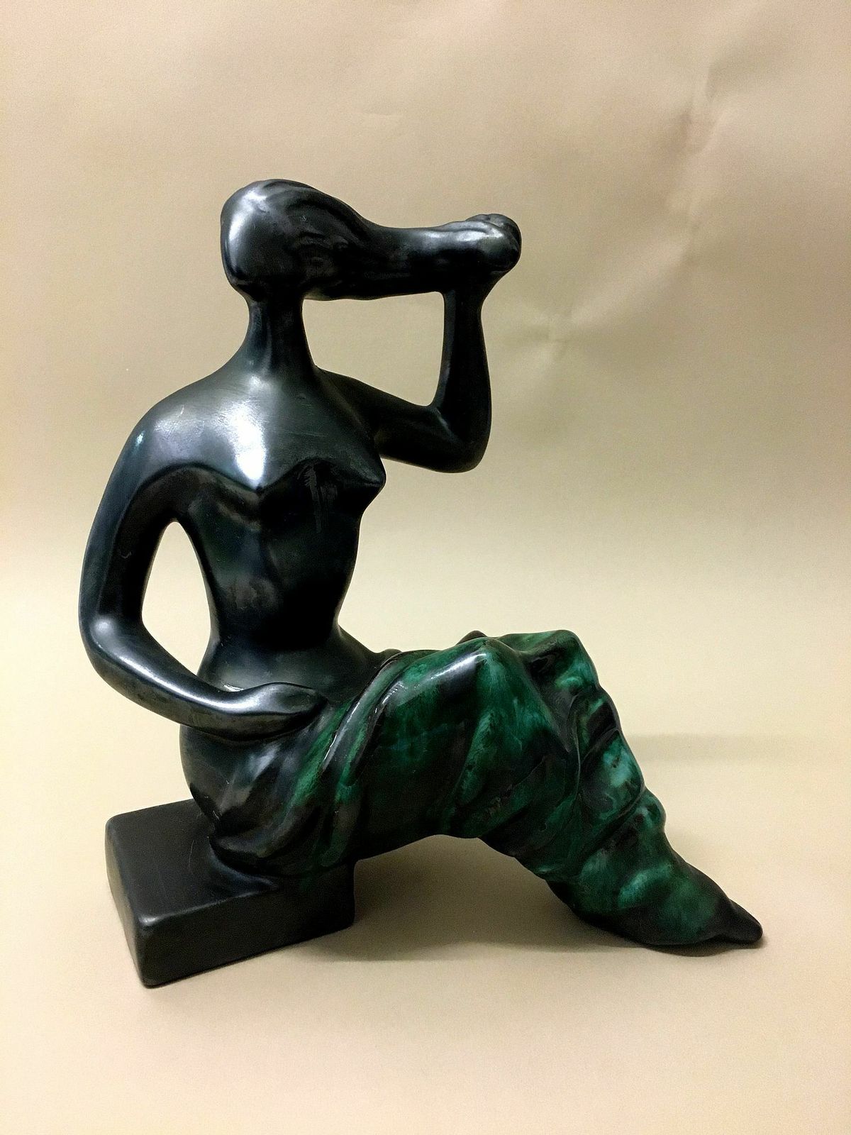 Statuette "Sitting Girls Combing Their Hair" Designed By J. Forejtová photo vinterior