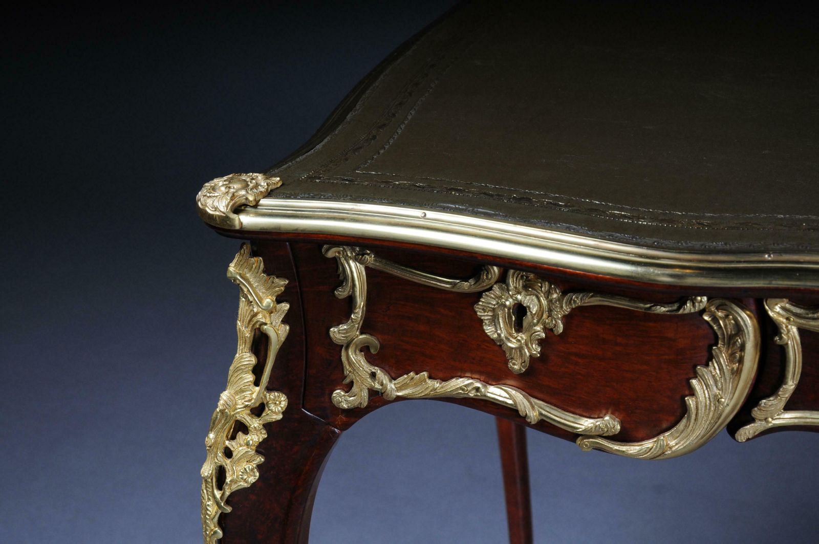 photo vinterior 20th Century Elegant Veneered Bureau Plat Or Writing Desk In Louis XV Style