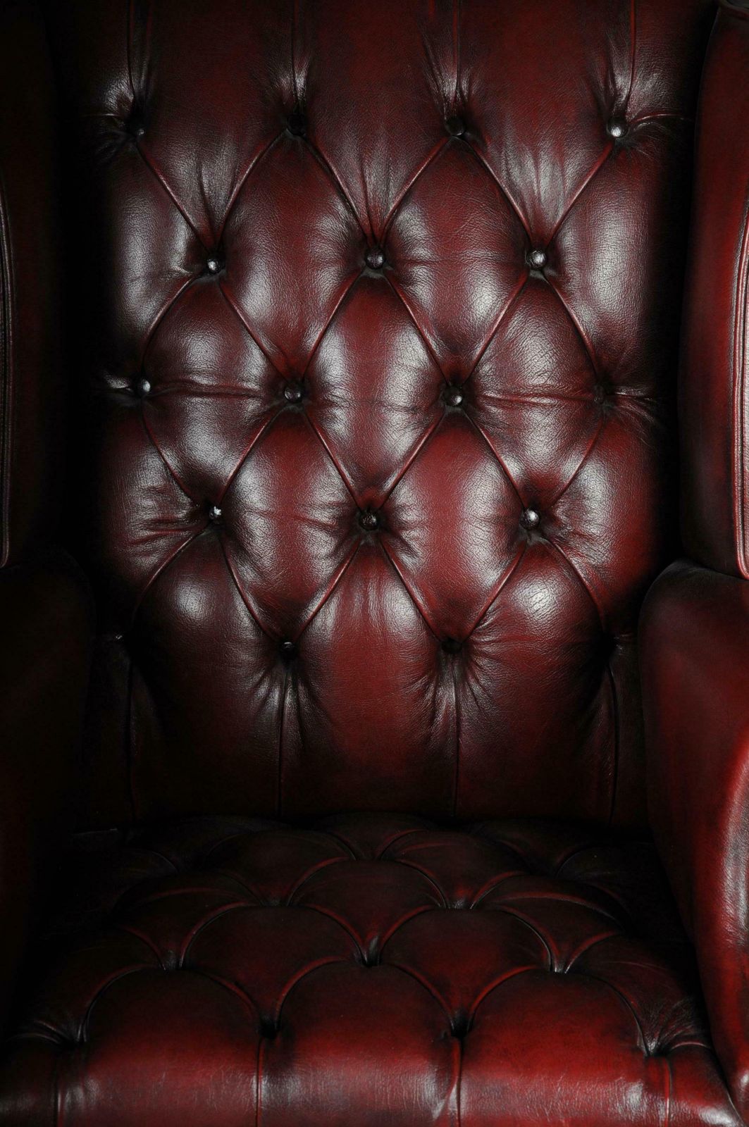 photo vintage 20th Century Classic English Chesterfield Earsback Chair, Leather