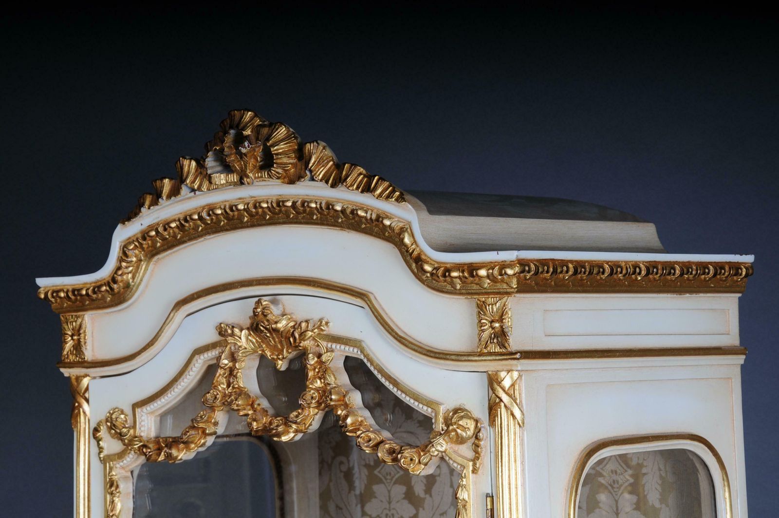 photo vinterior 20th Century Elegant French Louis XVI Style Showcase