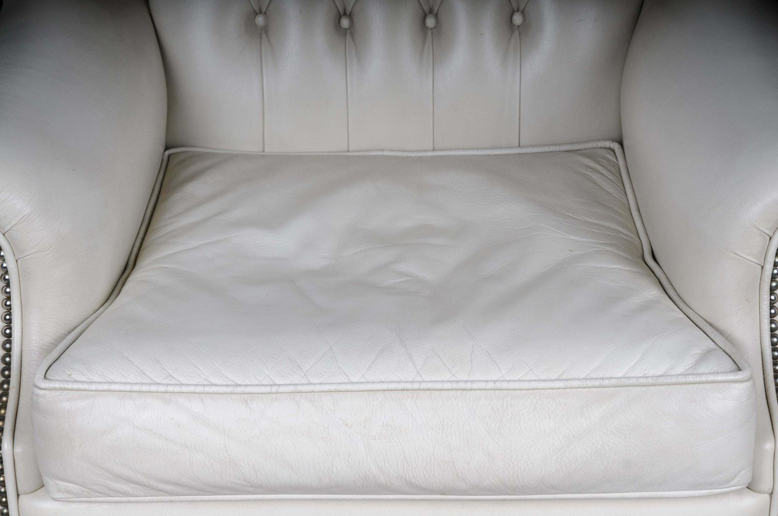 photo vinterior 20th Century Beautiful Vintage Chesterfield Armchair / Club Chair, White