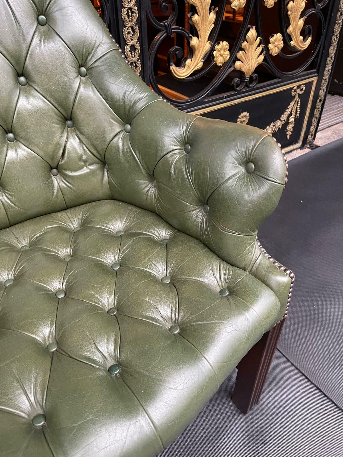 photo vinterior Set Of 4 English Chesterfield Lounge Chairs / Armchairs, Wade , 20th Century