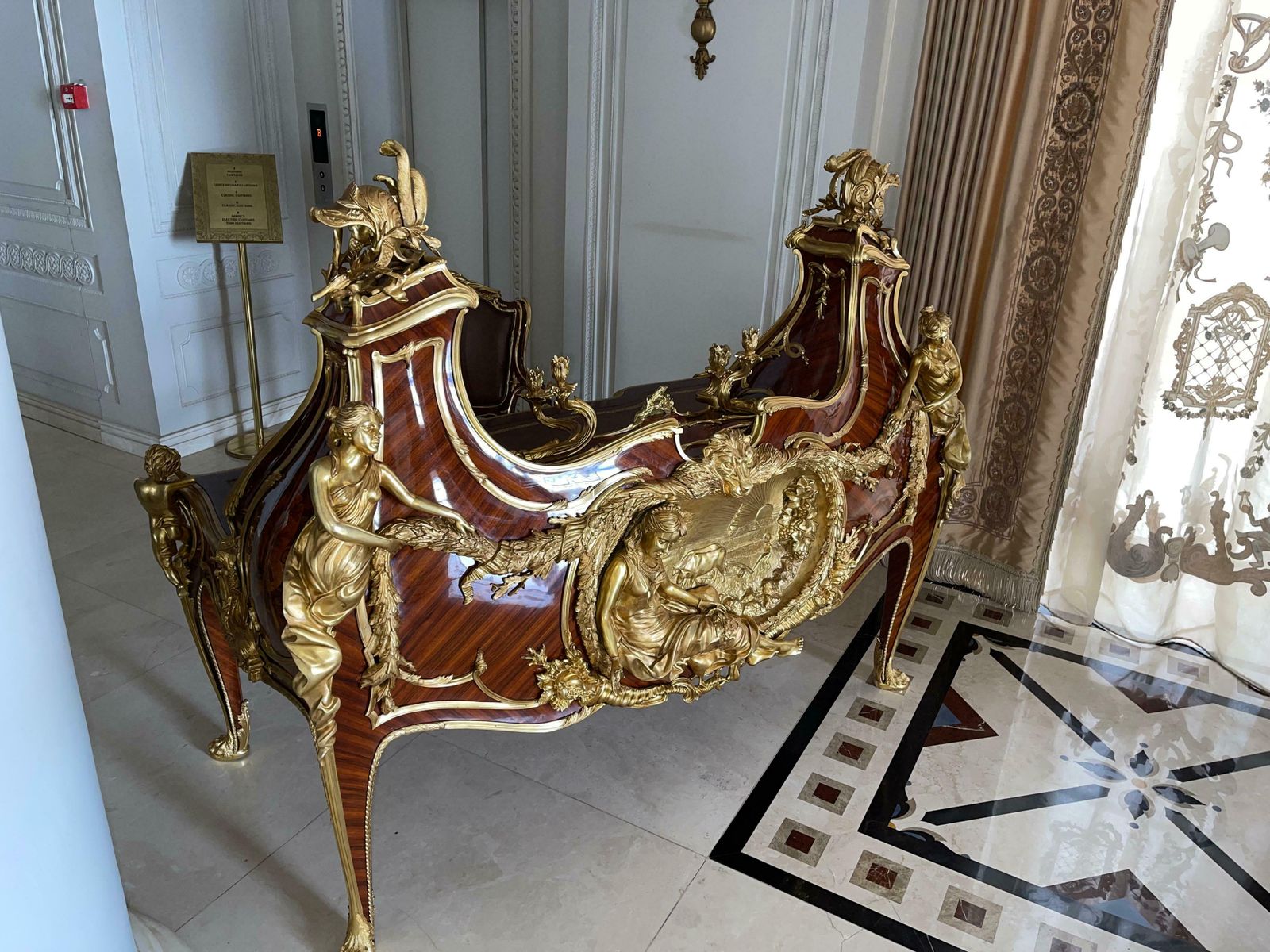 Magnificent Grand Bureau / Writing Desk Louis XV, After Francois Linke, Paris photo vinterior