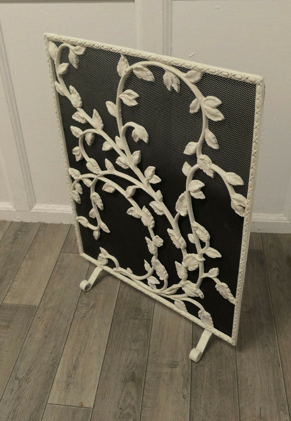 Painted Wrought Iron Fire Guard Decorated With Leaves photo 510.0