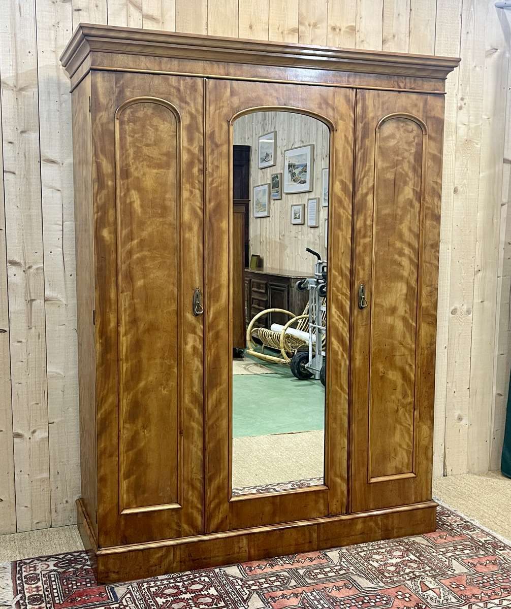 19th Century Victorian Dressing Room In Blond Mahogany
