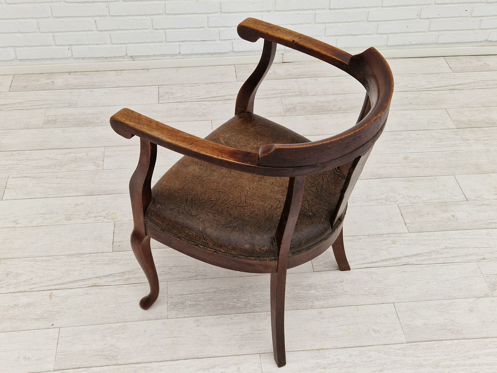 photo vintage Ca. Jaren 1950, Scandinavische Vintage Fauteuil, Staat Zoals Gevonden, Leer, Eikenhout.