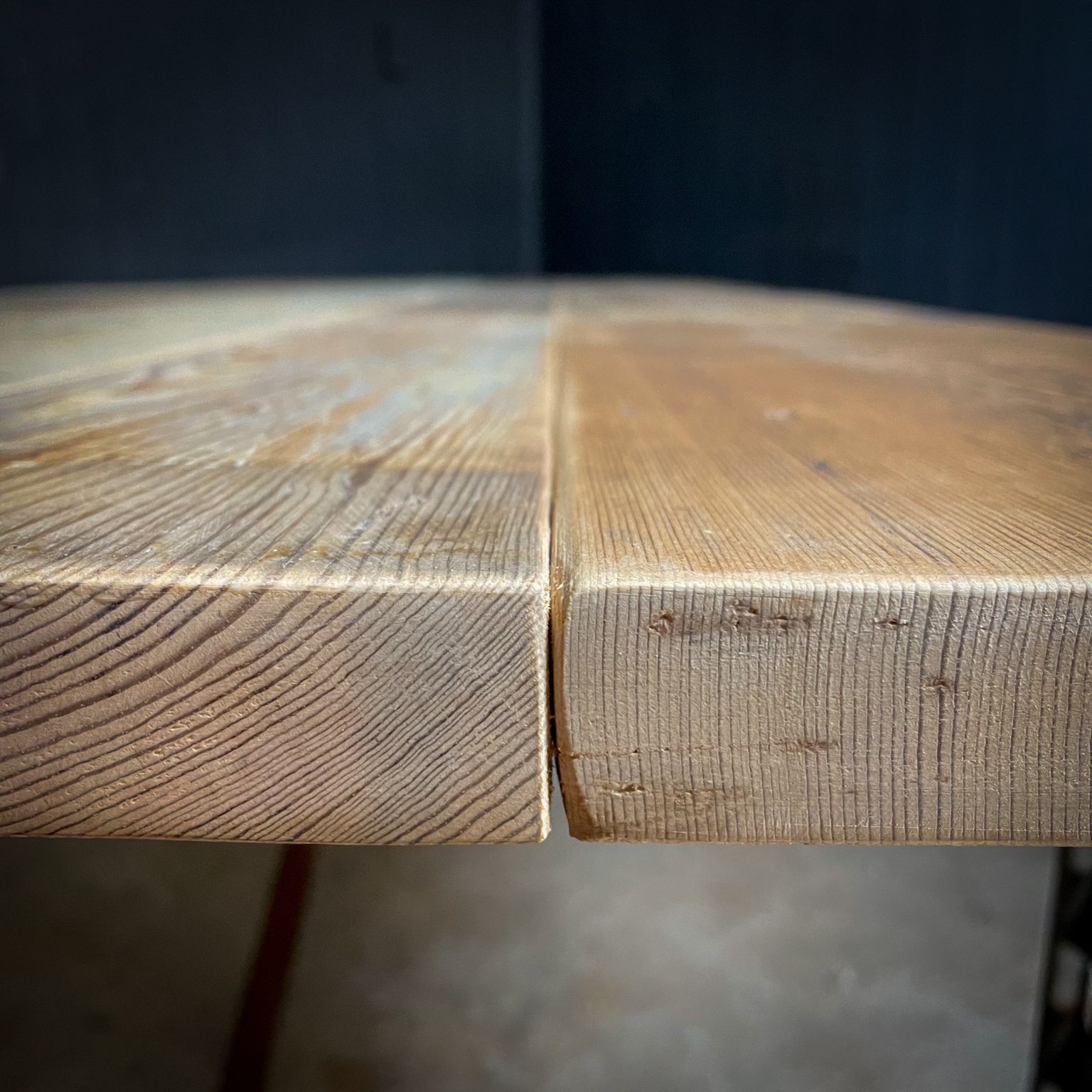 Industriële Eettafel   Antiek Houten Blad   Stalen Machineonderstel photo Meubels