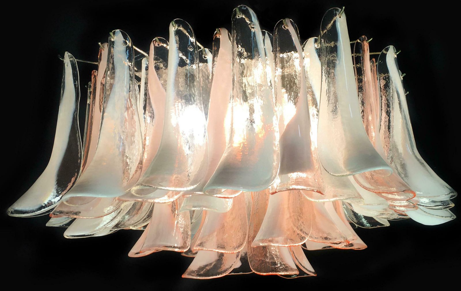 photo vintage Flamingo'' 64 Petal Italian Chandeliers Ceiling Lights, Murano