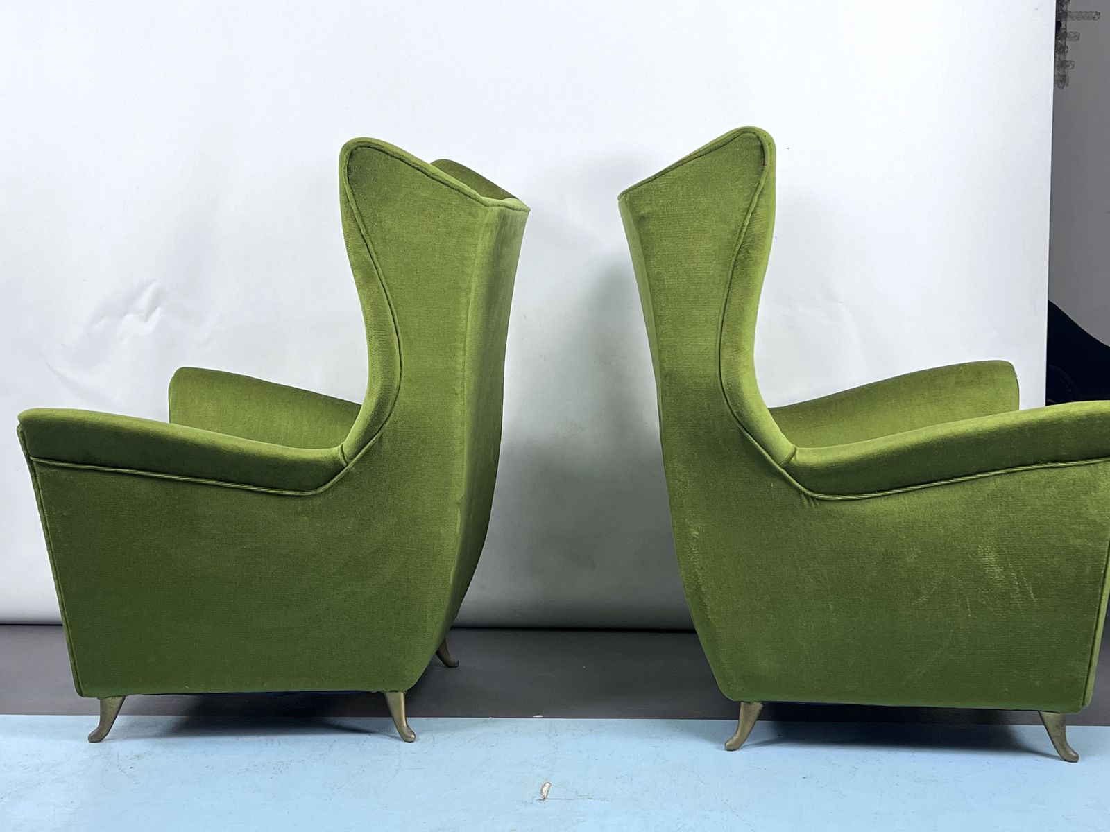 Rare Mid Century Italian Green Velvet Isa Armchairs Attributable To Gio Ponti. 50s photo vinterior