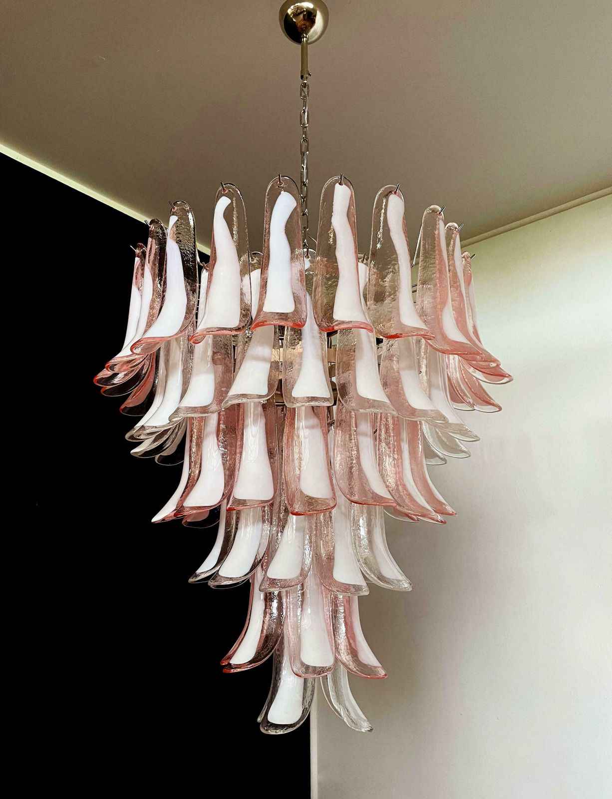 photo vintage Fabulous Pair Of Italian 75 Pink And White Petal Chandeliers, Murano