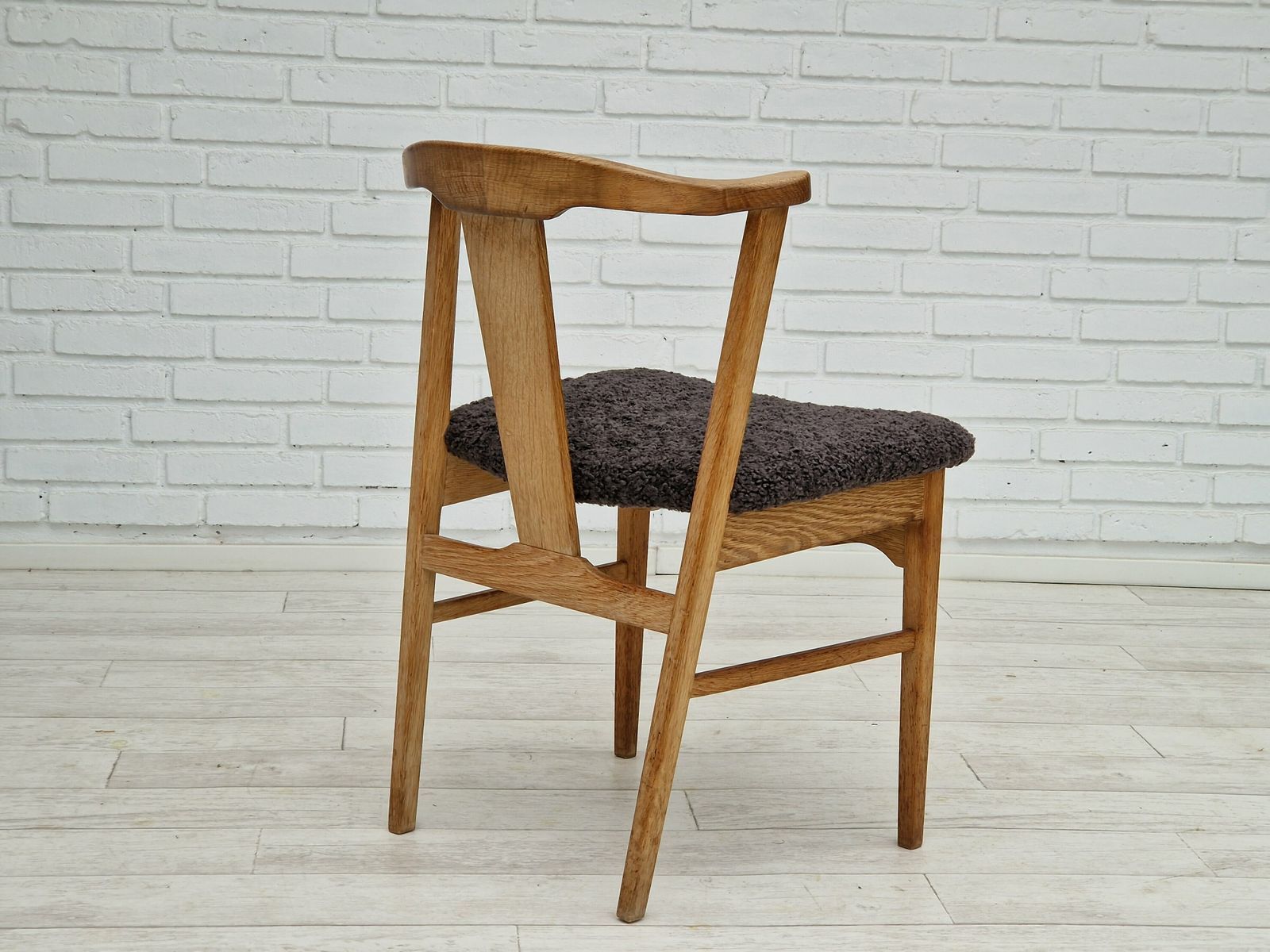 photo buy Ca. Jaren 1960, Deens Design Van Henning Kjærnulf, Set Van 4 Eetkamerstoelen, Eikenhout, Schapenvachtimitatie.