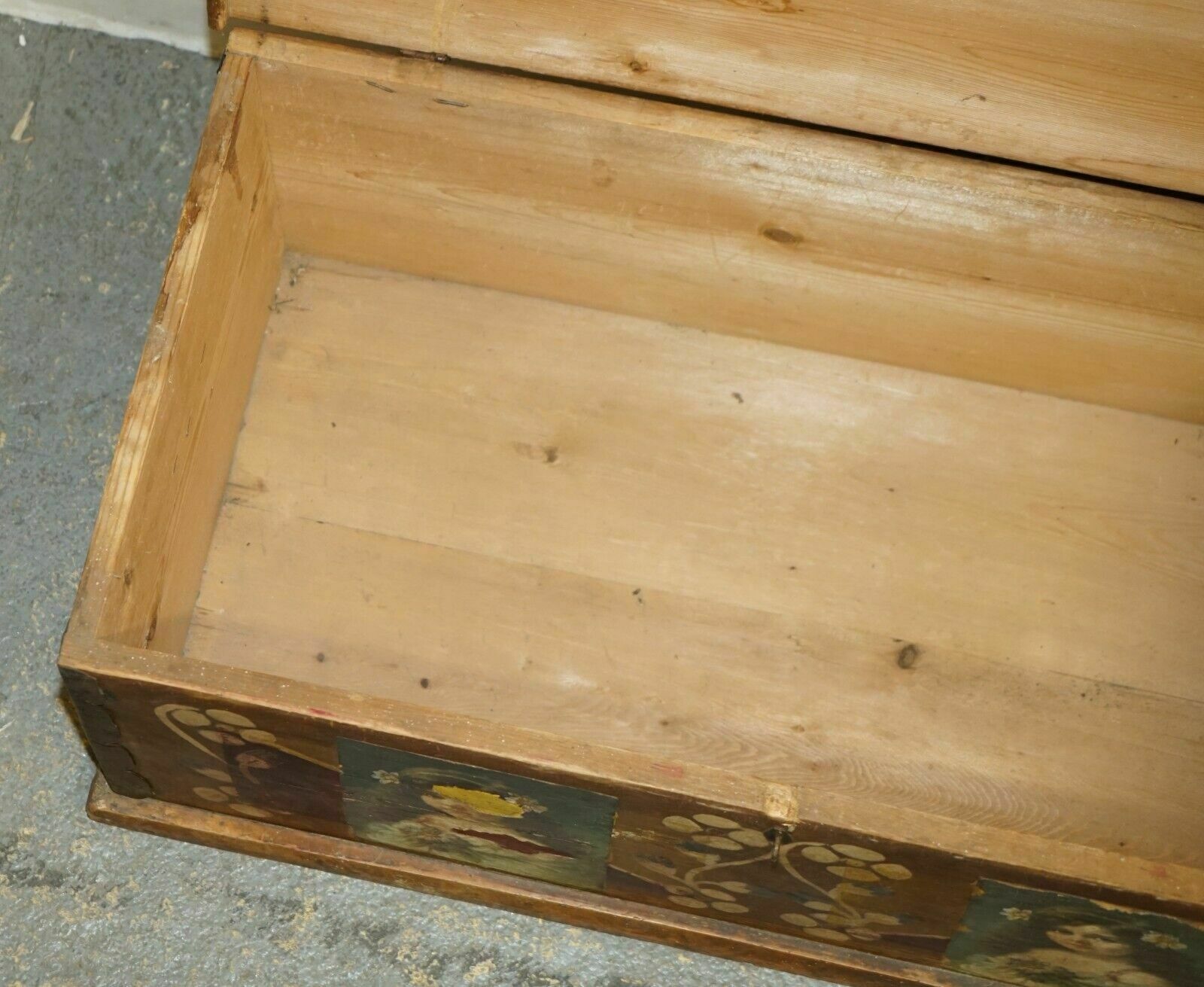 photo vintage Circa 1900 Original Paint Romanian Blanket Chest Coffer Trunk Children Pictures