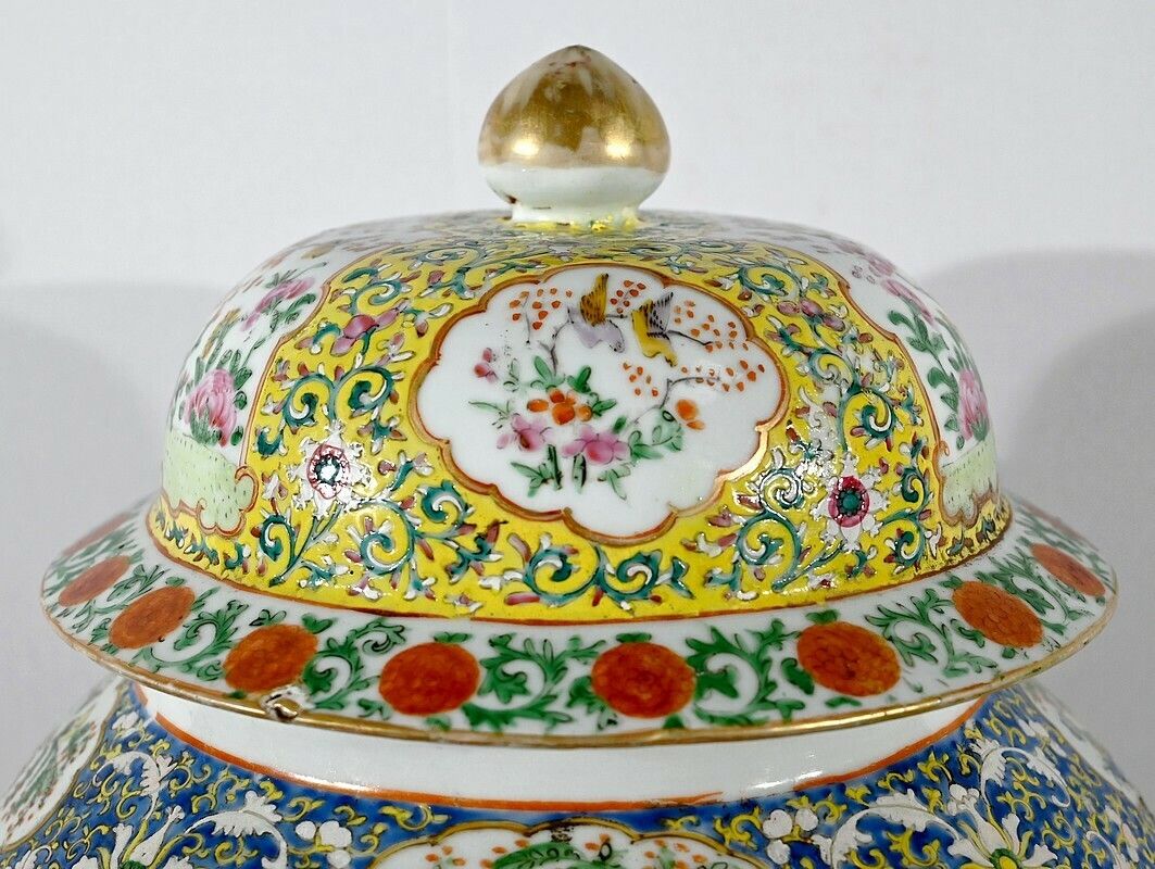 2711.99 Important Porcelain Vase, Canton   Late 19th Century photo