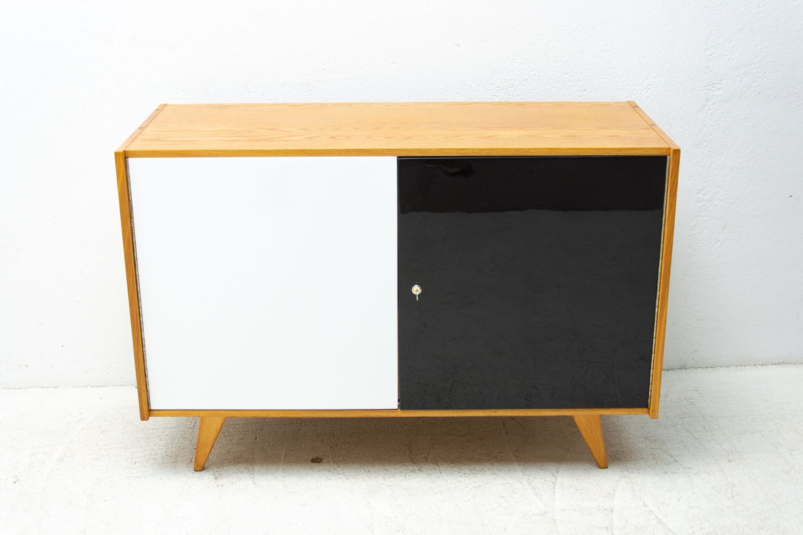 Volledig Gerestaureerd Mid Century Dressoir U 450 Van Jiří Jiroutek, Jaren 1960, Tsjecho Slowakije photo Meubels