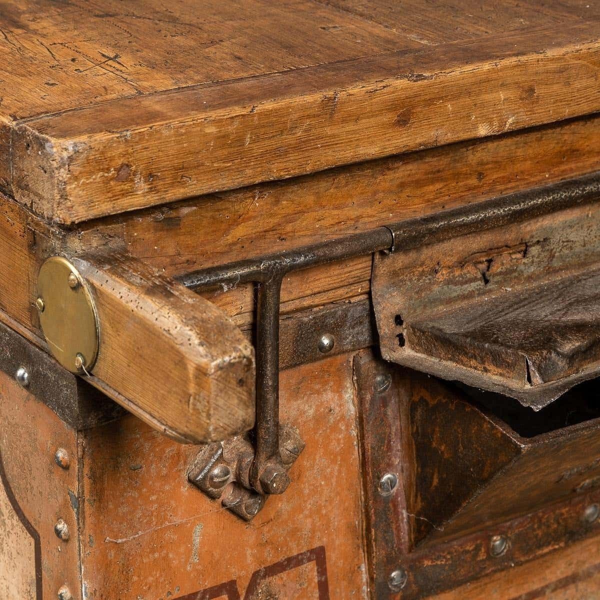 photo vintage 19th Century Victorian Freight Carriage With Oak Top, C.1880
