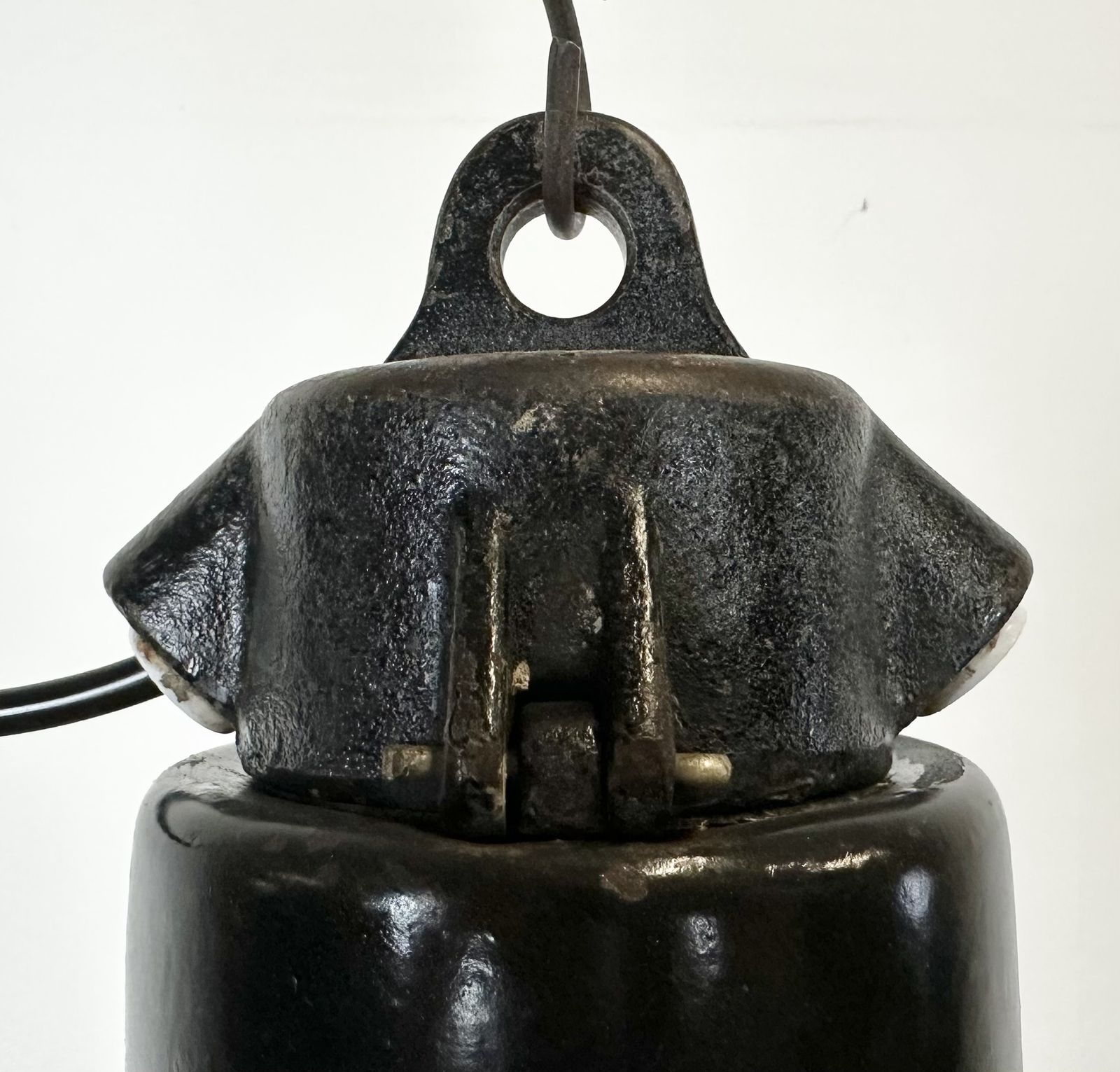 photo vinterior Industrial Black Enamel Factory Pendant Lamp With Iron Top, 1950s