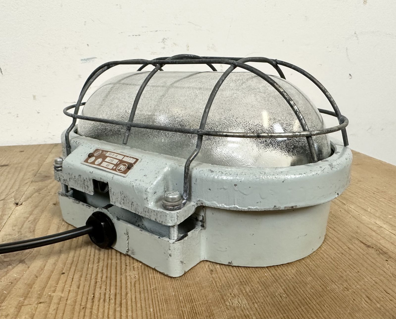 photo vinterior Industrial Cast Aluminium Wall Light With Frosted Glass From Elektrosvit, 1970s, 7x