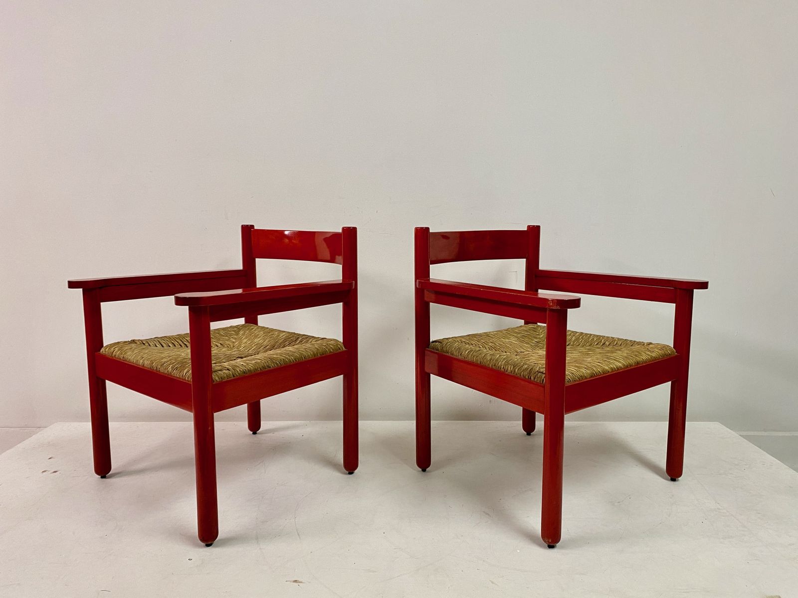 photo vinterior Pair Of Italian Red Armchairs With Rush Seats