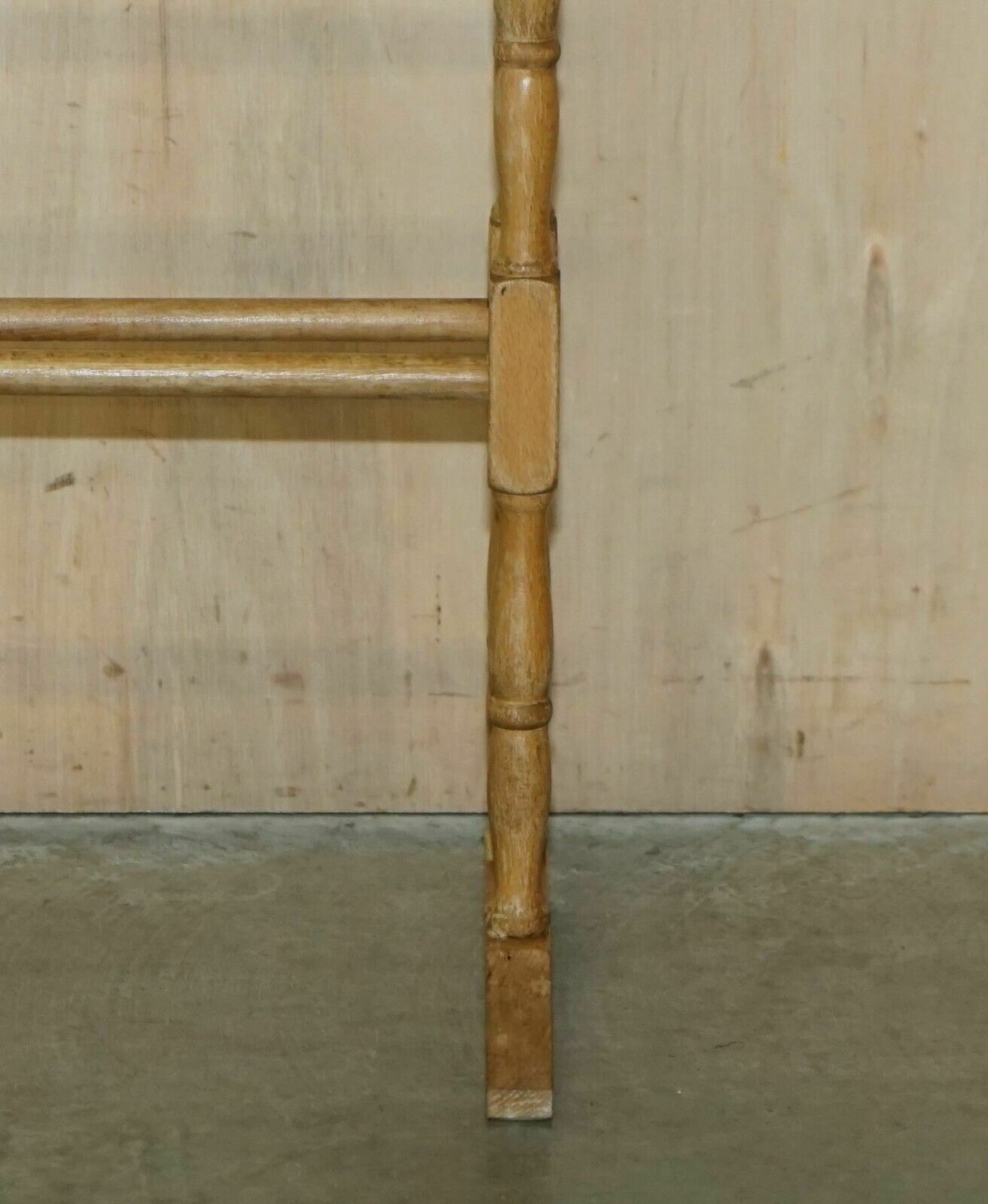 photo furniture Stunning Antique Circa 1900 Victorian Pine Towel Rail Elegant Turned Design