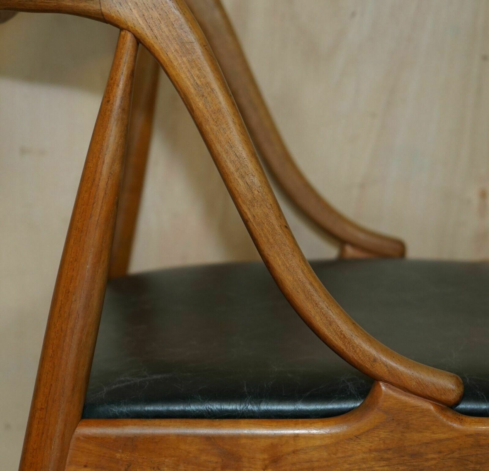 photo vintage Six Fully Restored Johannes Andersen Model 16 Uldum Dining Chairs Black Leather