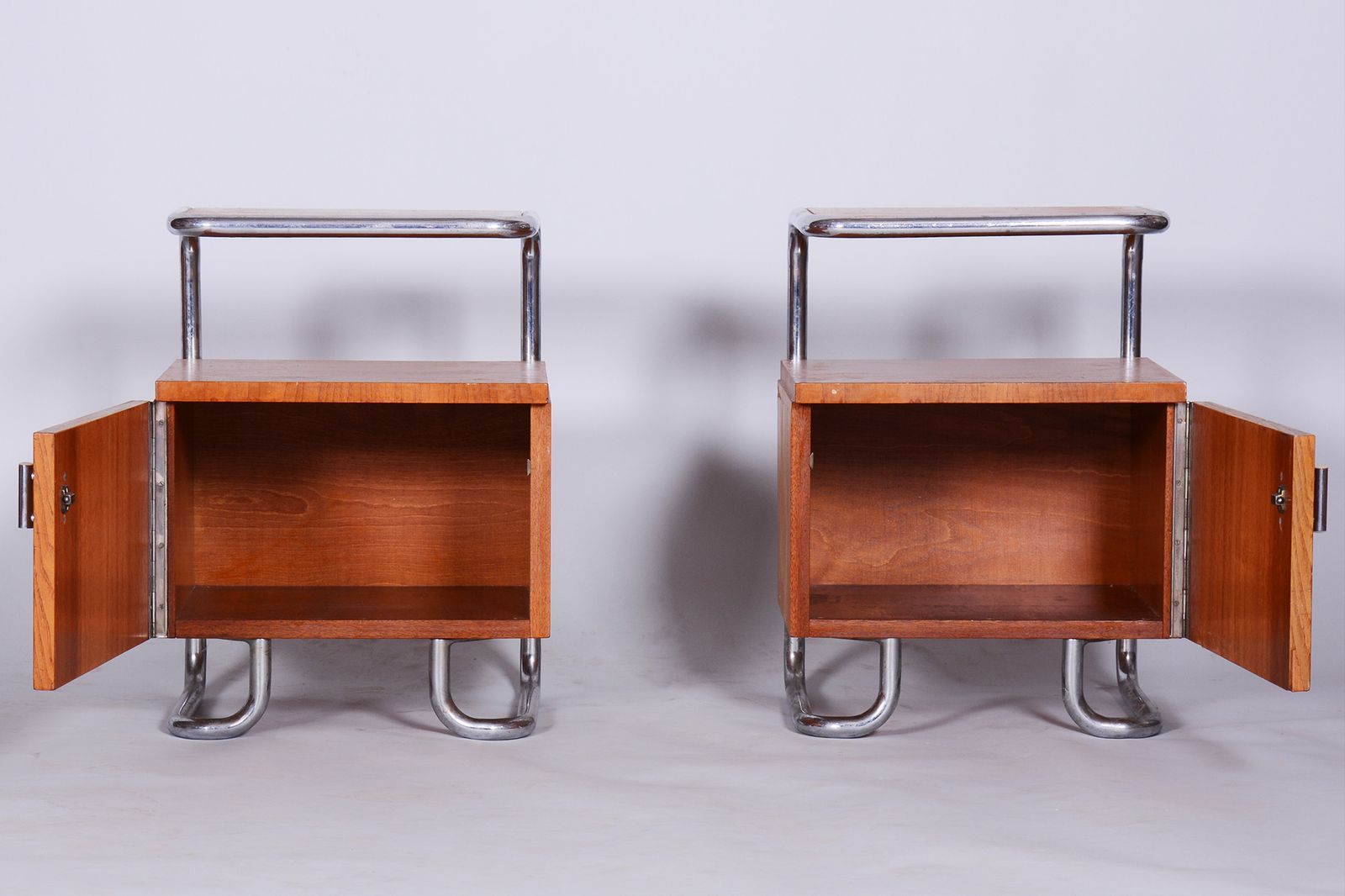 Pair Of Restored Bauhaus Oak Bed Side Tables, Mucke Melder, Czechia, 1930s photo vinterior