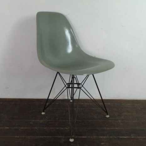 photo vintage Eames Herman Miller Dsr Side Chairs On Eiffel Bases In Black / Terracotta / Seafoam Green / Light Greige