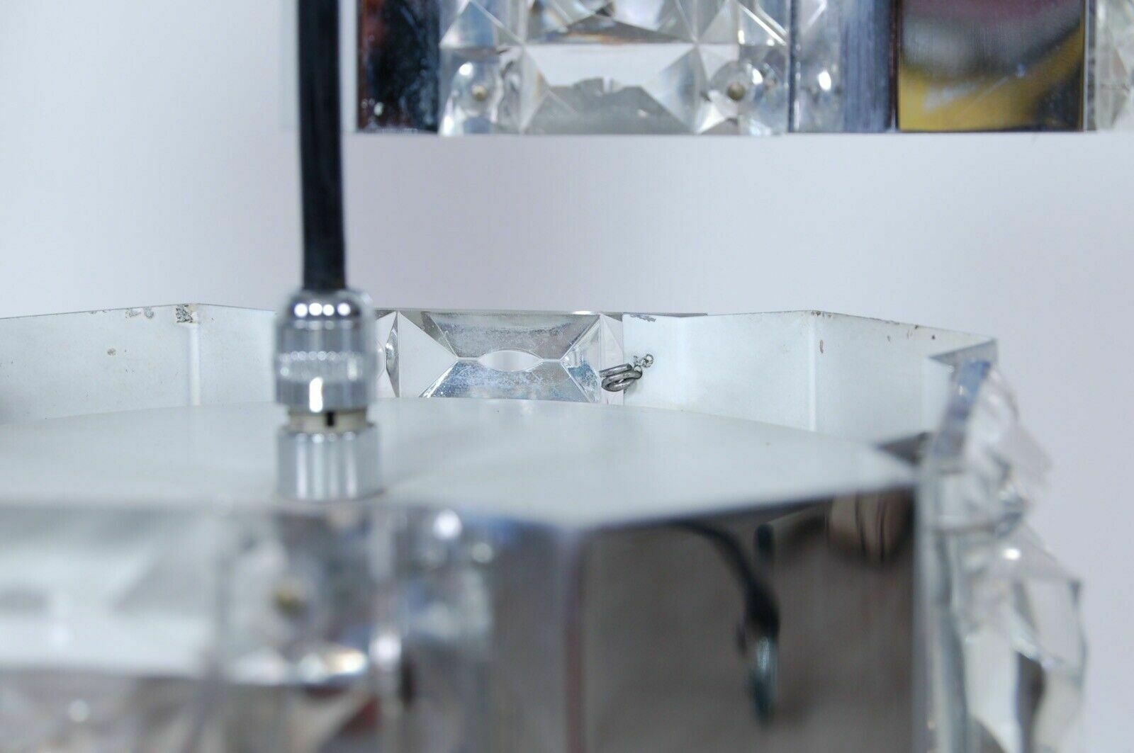 photo furniture Chandelier With Three Adjustable Pendant Lights Design From The 70s And 80s Modern Living