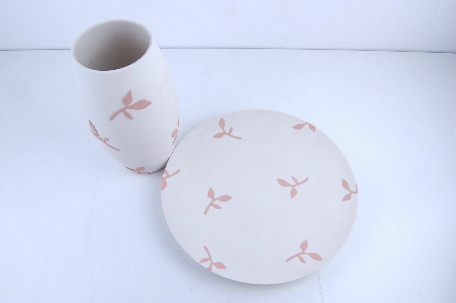 Paola Lenti For Salbeneo Porcelain Plate And Vase. Excellent Condition photo vinterior