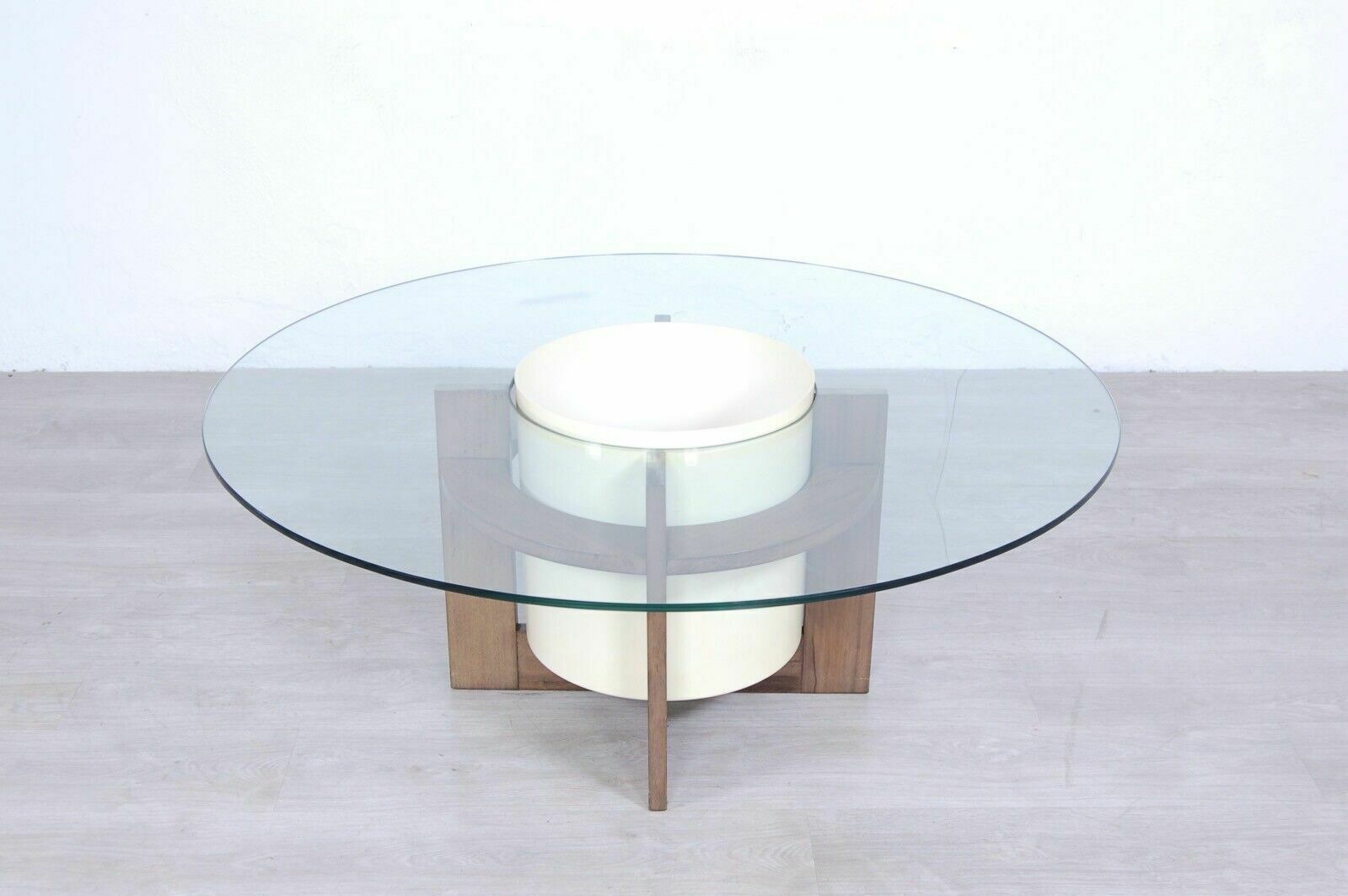 Round Coffee Table Design From The 70s With Giano Artemide Vase Holder photo for sale