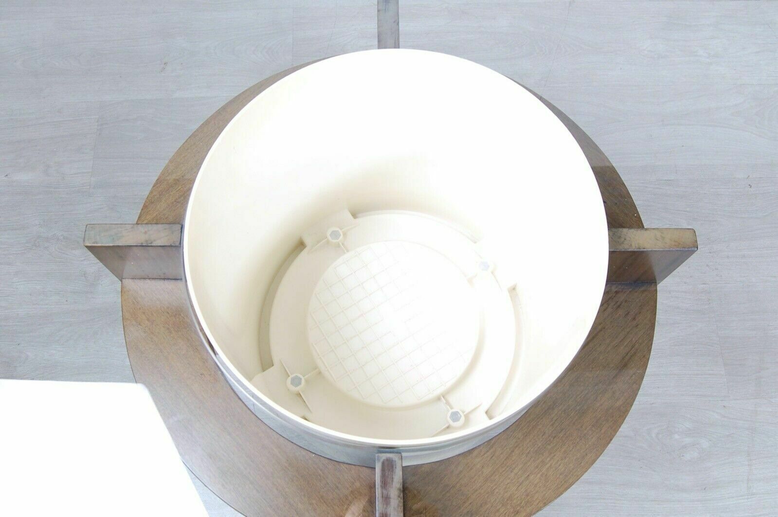 Round Coffee Table Design From The 70s With Giano Artemide Vase Holder photo vinterior